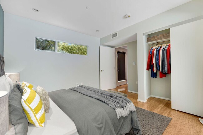 Building Photo - Your Perfect 3/2.5 Los Angeles Home Available Now!