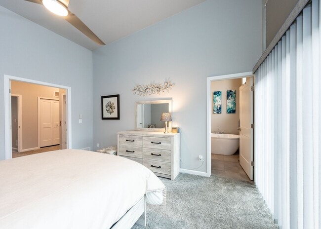 Building Photo - Urbanite Living near Downtown 3 Bed End Unit Townhouse