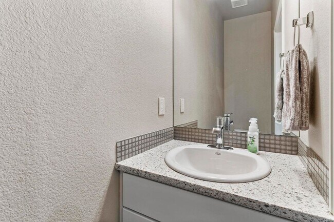Building Photo - Luxury Townhouse, Minutes from Downtown
