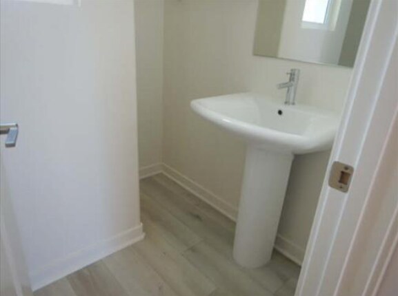 Powder room - 9424 Shade Pl