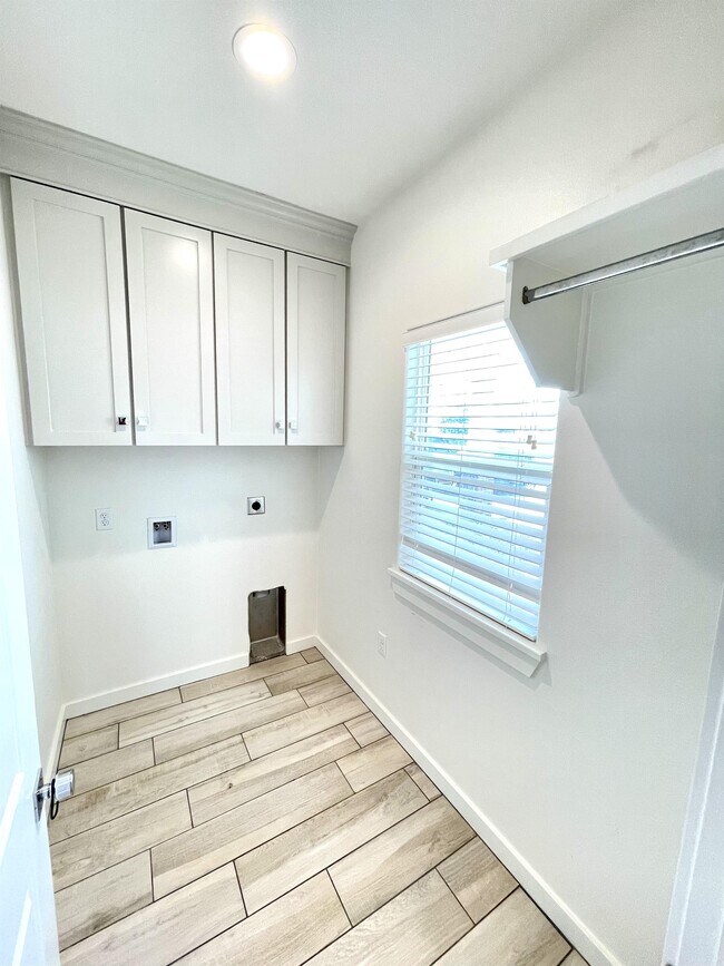 Building Photo - 613 E Center St