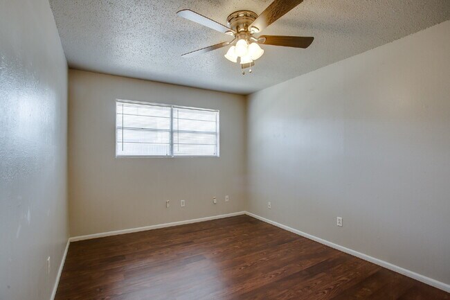 Building Photo - Updated 2 bedroom in Miller School District!