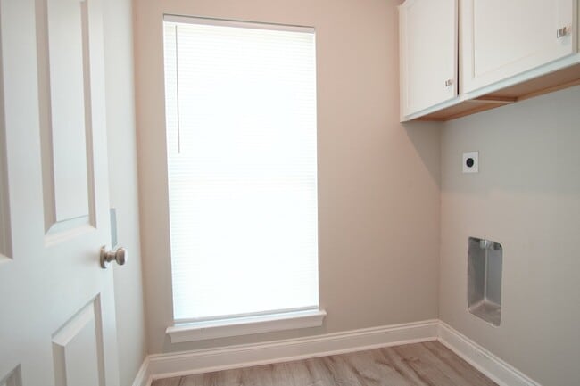 Building Photo - Beautiful Pet-Friendly 3BR/2BA Brick Townh...