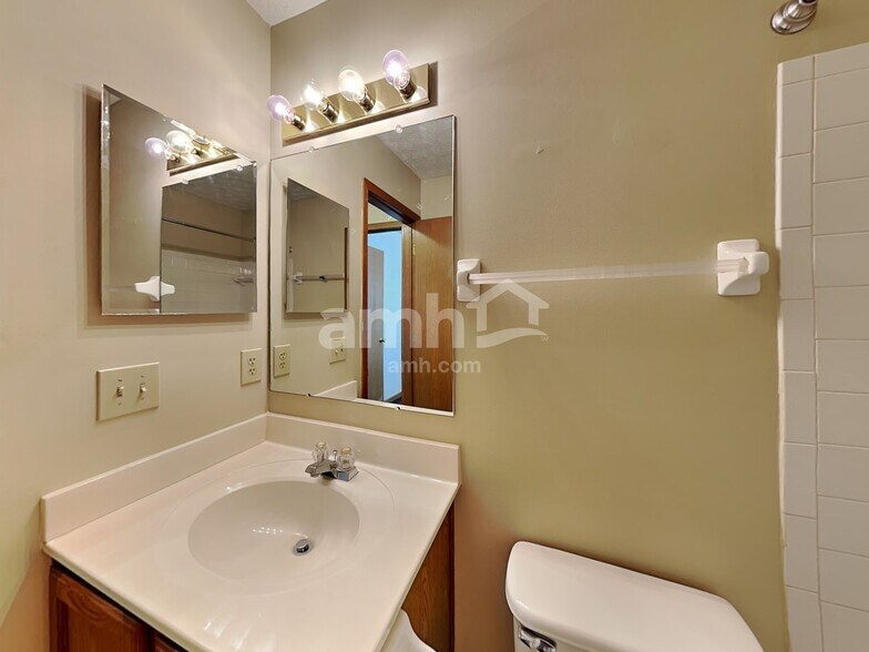 Building Photo - 1960 Queens Meadow Ln