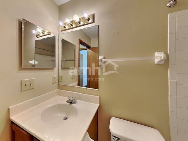 Building Photo - 1960 Queens Meadow Ln