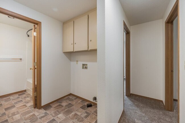 Building Photo - 2 bed 1 bath Rancher duplex