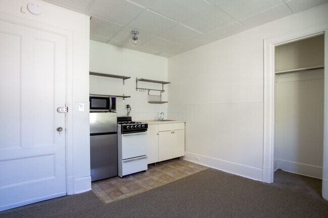 Building Photo - Top-Floor Corner SRO in Vintage Building Y...