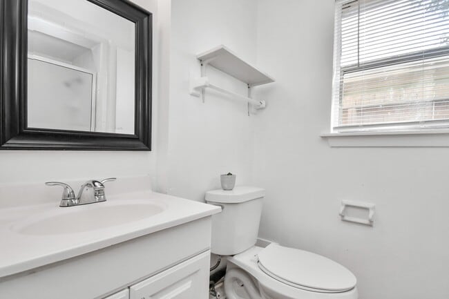 Building Photo - 530 Westshire Dr