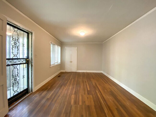 Building Photo - 3 bed, 1 bath by the University of Memphis