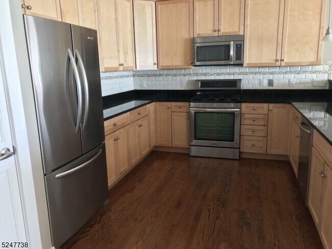 Building Photo - 25 Ridgedale Ave