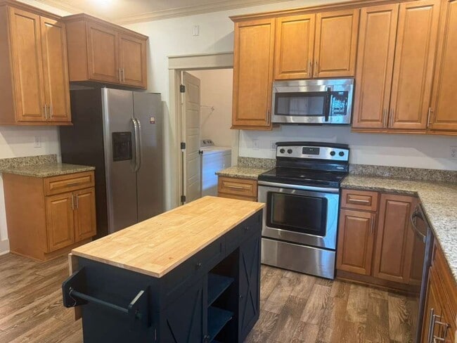 Building Photo - Large 3 Bedroom Townhome with All Appliances Included