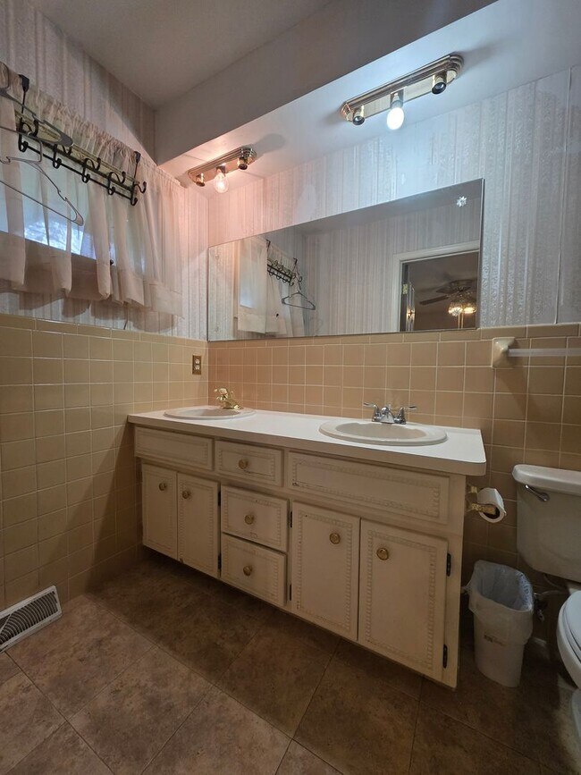 Building Photo - Spacious Four Bedroom Home!