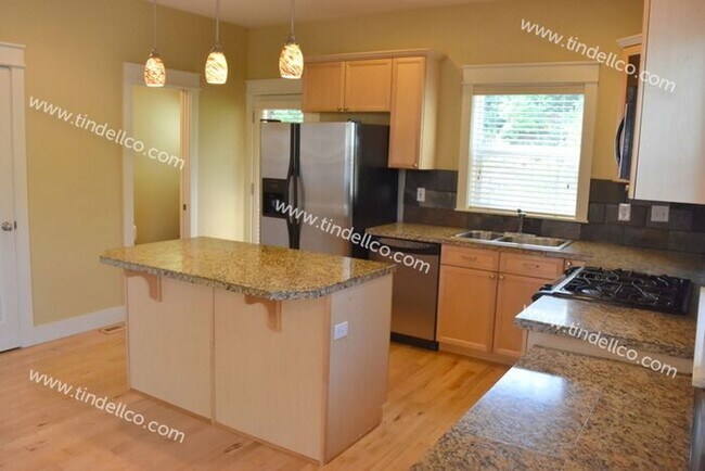 Building Photo - Beautiful and Spacious 3 Bedrooms, 2.5 Bathrooms in Raleigh Hills!