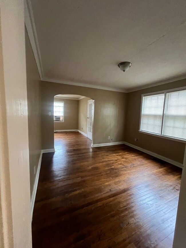 Building Photo - Beautiful and Spacious Section 8 friendly ...