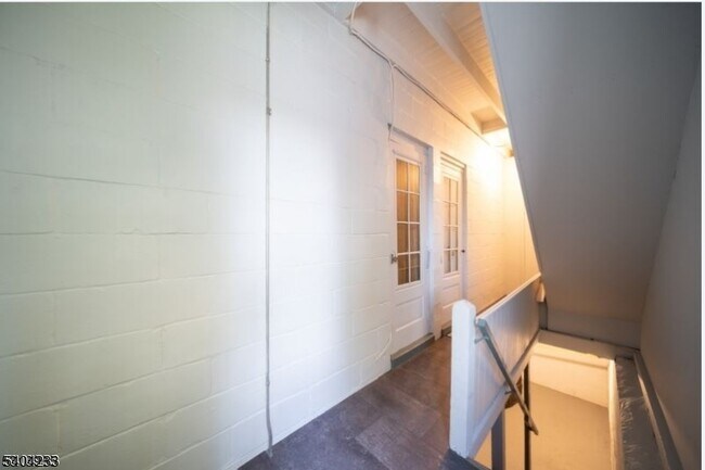 Building Photo - 9 Kling St