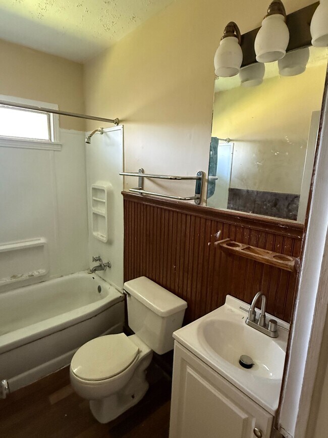 Building Photo - 430 Cedarhurst Dr