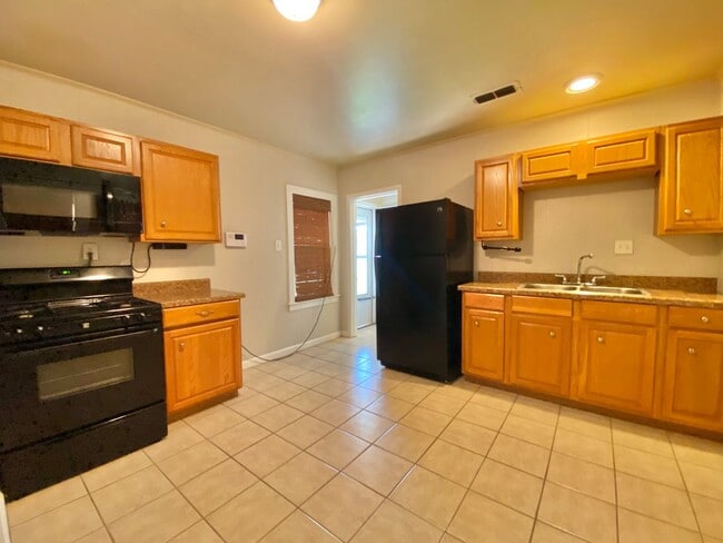 Building Photo - Full 1 bed 1 bath 1 living room/kitchen available now