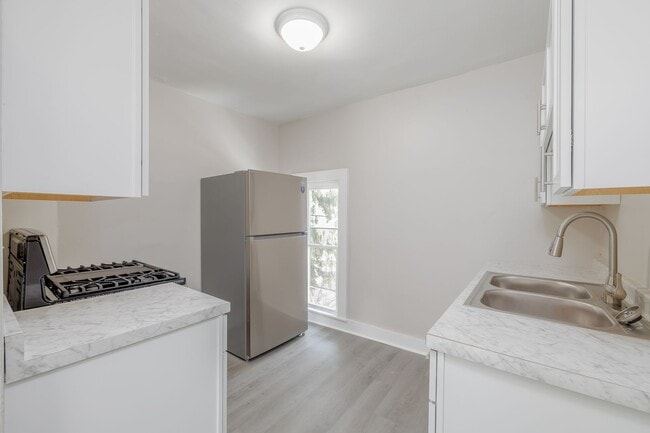 Building Photo - 576 Jefferson St