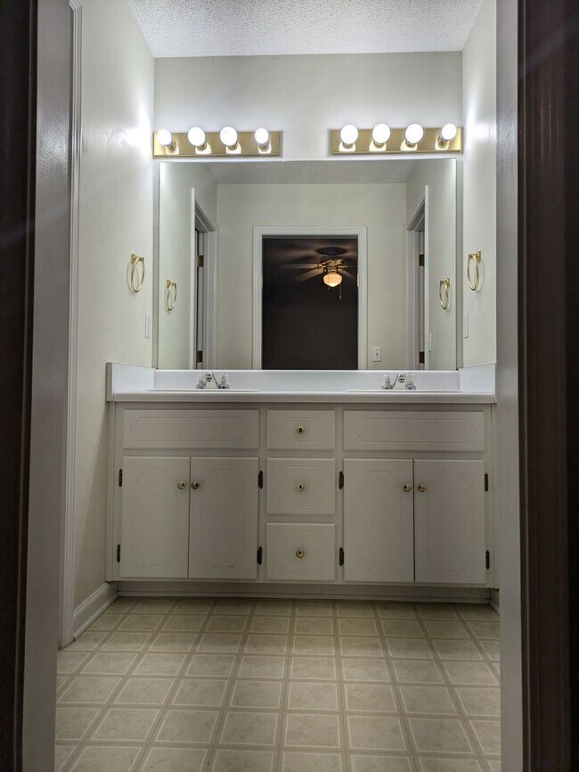 Building Photo - 178 Woodmere Dr