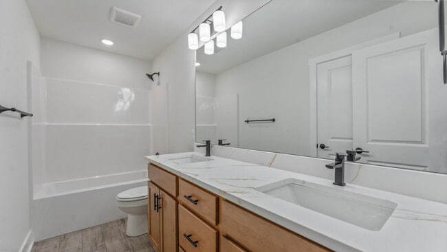 Building Photo - "Lovely 3-Bed Oasis with Granite Touches &...
