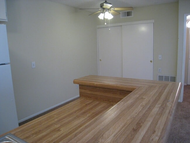 Building Photo - SPARKLING CONDO, UPPER UNIT!