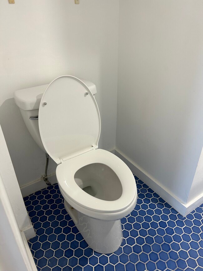 Building Photo - 7311 Gladys Ave