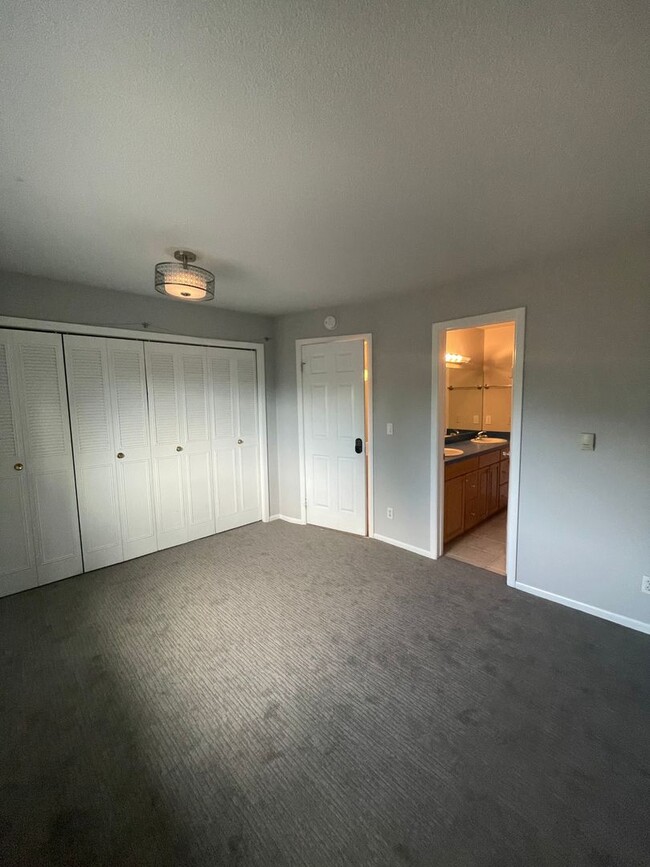 Building Photo - FALL PRE-LEASING! 3 Bed 1.5 Bath Condo on ...