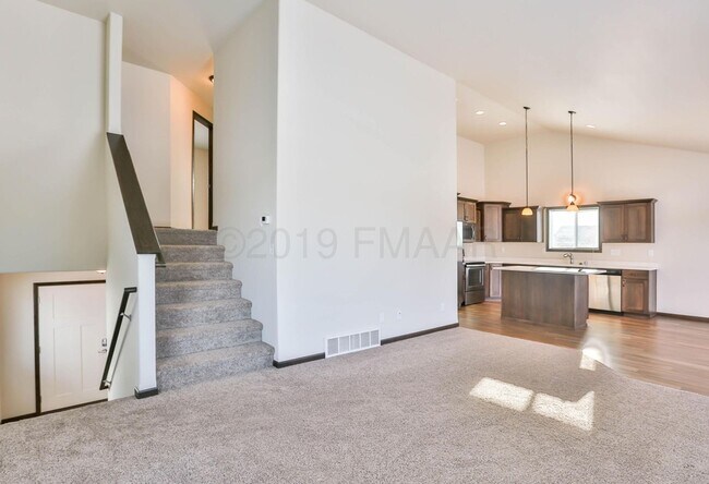 Building Photo - 3 Bed 3 Bath Single Family Home