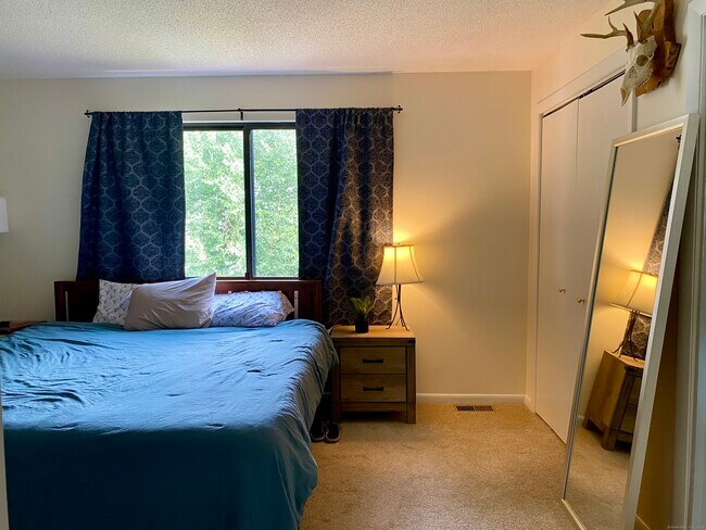 Building Photo - 10 Wiggins Farm Dr