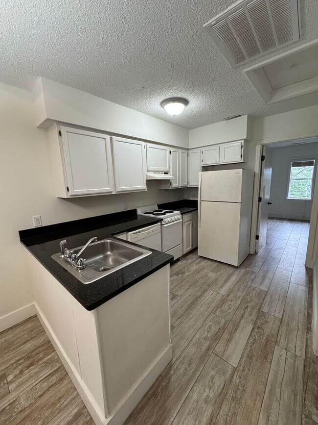 Building Photo - Large One Bedroom Across from the Beach in...