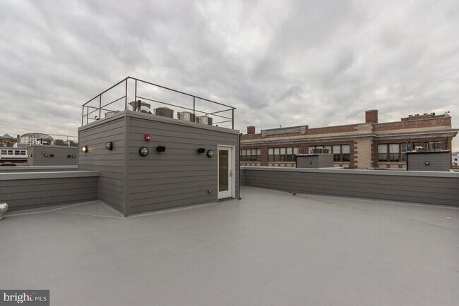 Building Photo - 716 S Sartain St