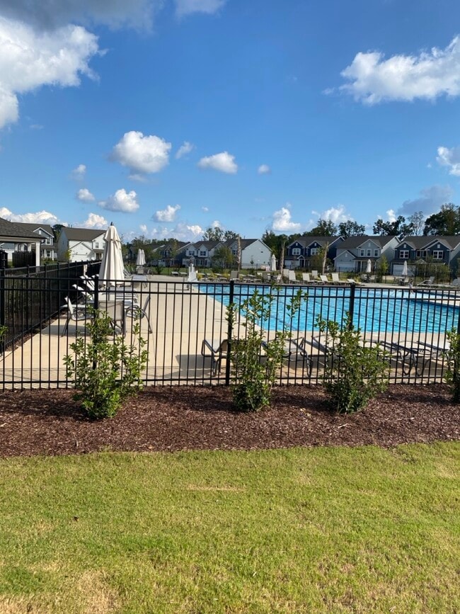 Building Photo - 588 Glen Clova Dr