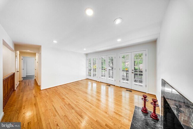Building Photo - 2933 Arizona Ave NW