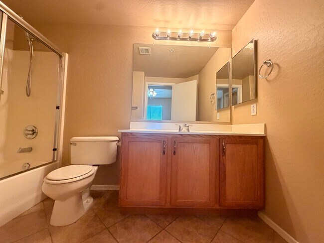 Building Photo - End Unit 2 bed/2.5 bath Town Home Ready 4 Move In!