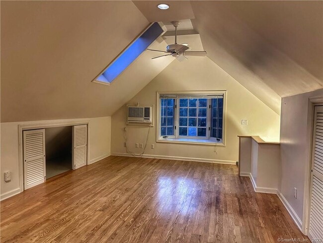 Building Photo - 546 W Taft Ave