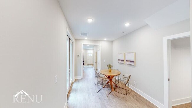 Building Photo - 2336 E 18th St