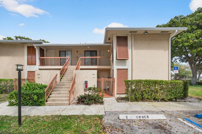 Building Photo - 3939 NE 5th Ave