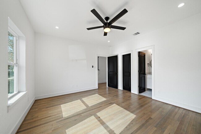 Building Photo - 1005 E 28th St