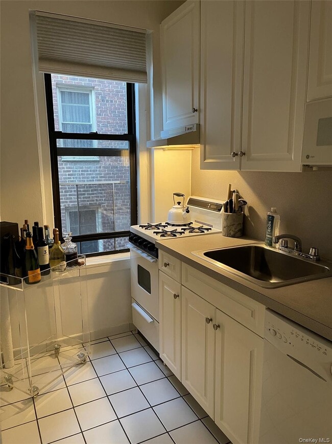 Building Photo - 221 E 76th St