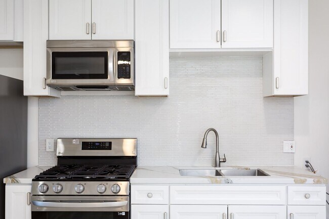 Building Photo - 4138 Middlesex Dr