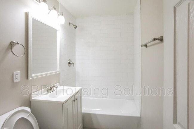 Building Photo - 1903 S Crescent Ave