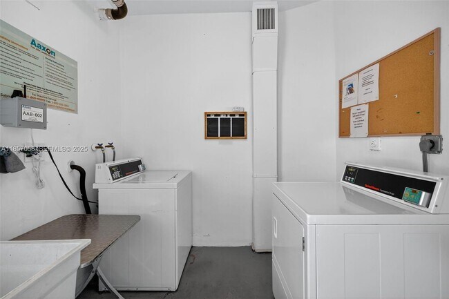 Building Photo - 2200 Park Ln