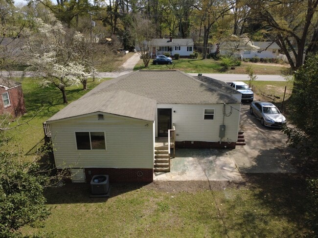 Building Photo - 806 N Woodland Dr