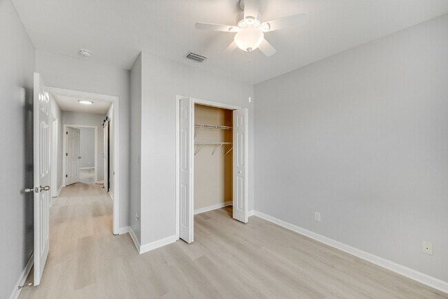 Building Photo - End Unit in Lake Washington Townhomes!!