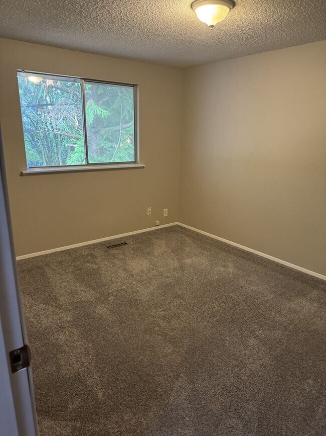 Building Photo - Beautiful 4 Bed 2.5 Bath home in Tacoma