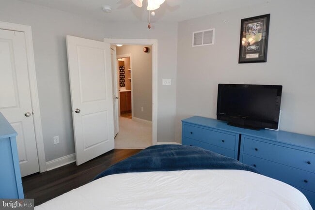 Building Photo - 326 W Hamlin Ave