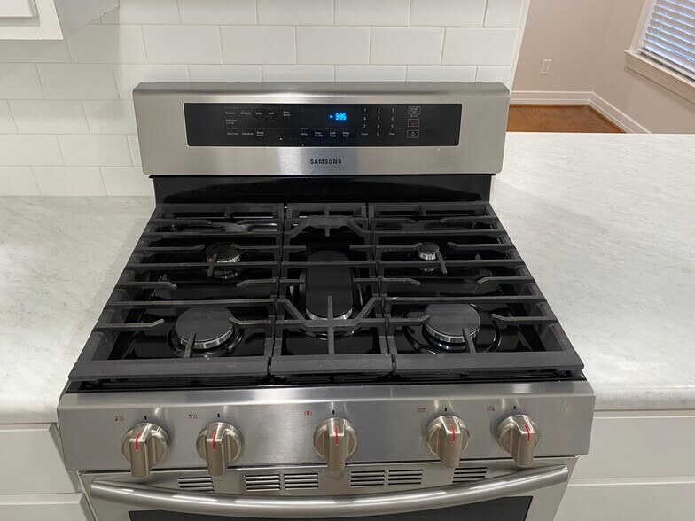 Gas Stove - 6348 Llano Ave