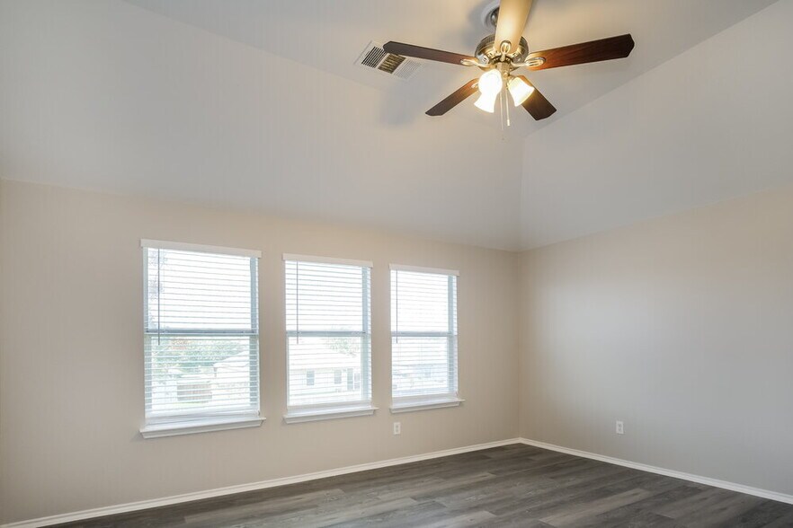 Building Photo - 121 Castle Dr