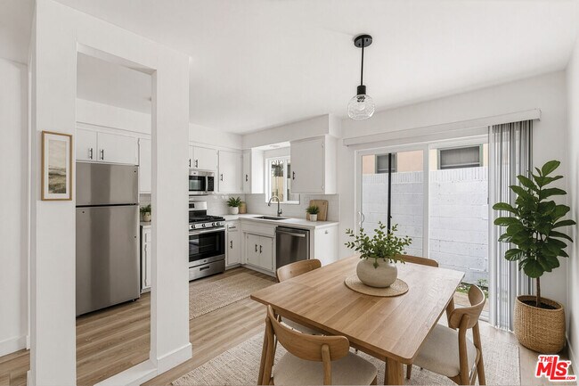 Building Photo - 825 S Detroit St