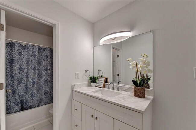 Building Photo - 2 Bedroom 2 Bath in Buckhead